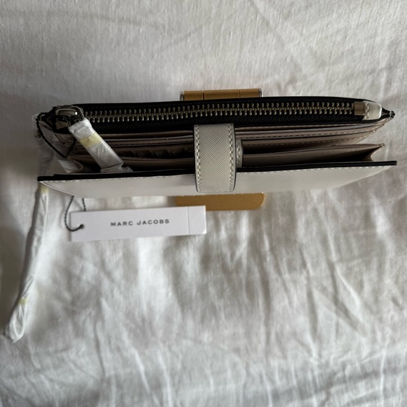 Marc Jacobs White Phone Wallet Wristlet - Picture 3 of 8